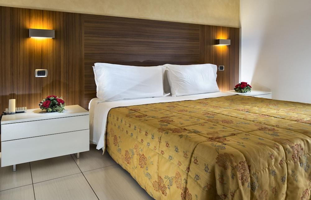 Hotel Parigi Бибионе Екстериор снимка