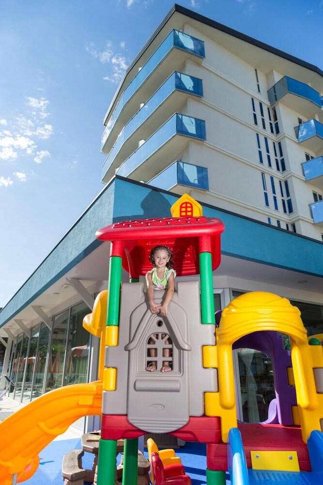 Hotel Parigi Бибионе Екстериор снимка