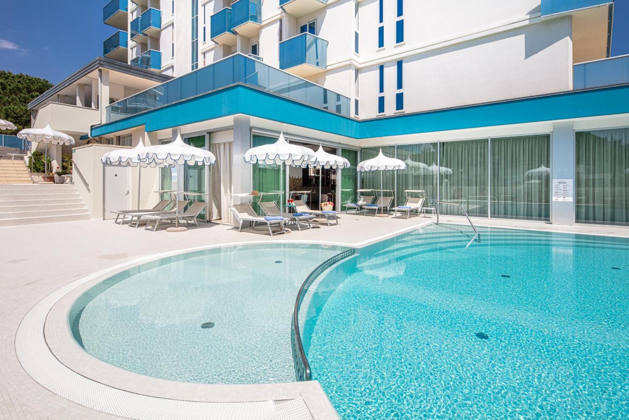 Hotel Parigi Бибионе Екстериор снимка