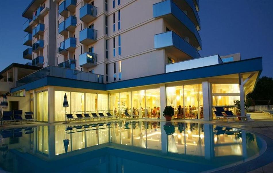 Hotel Parigi Бибионе Екстериор снимка