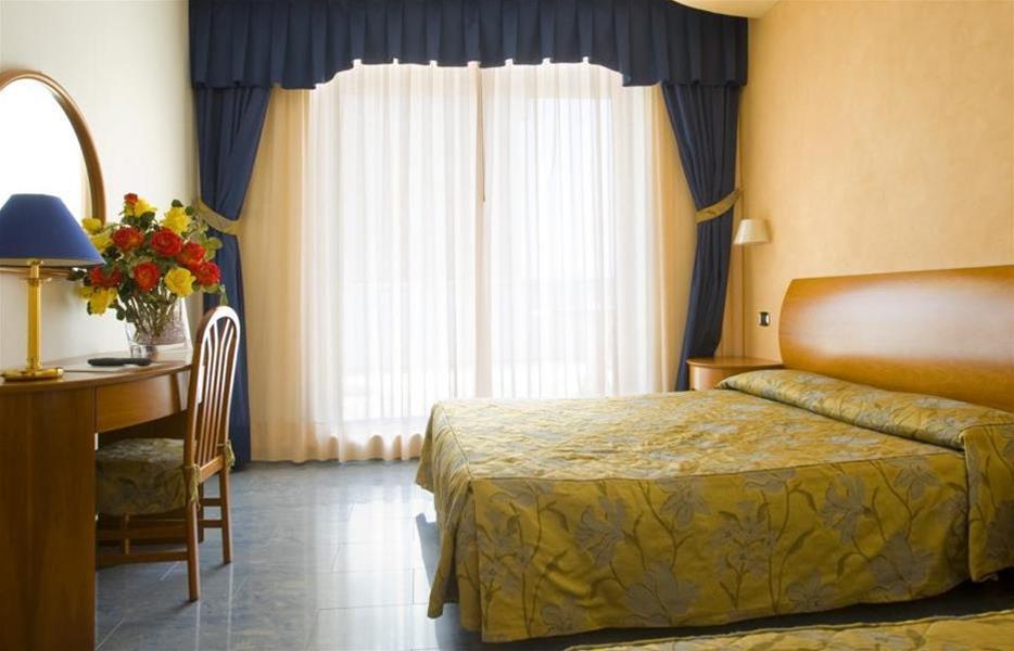 Hotel Parigi Бибионе Екстериор снимка