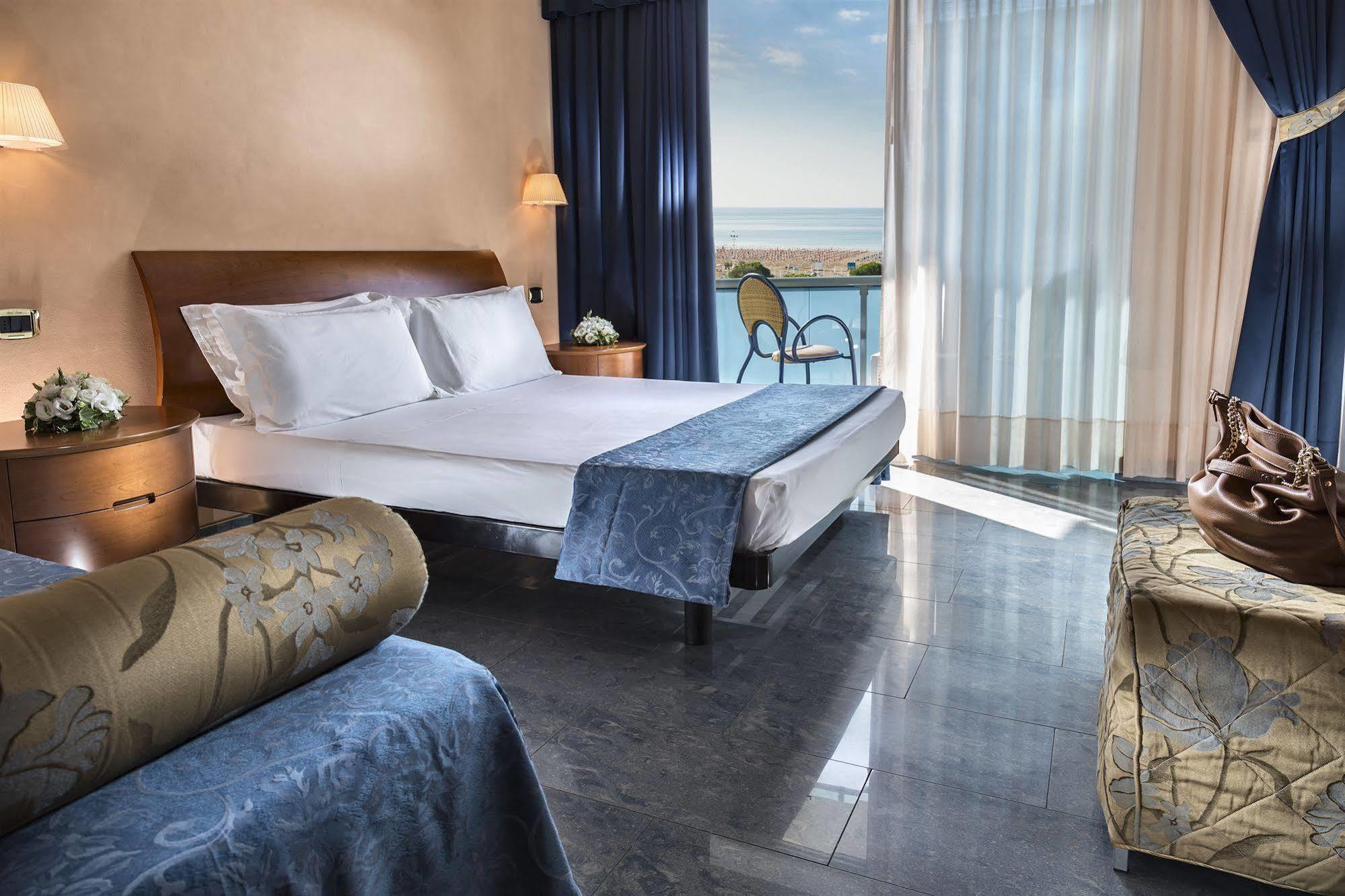 Hotel Parigi Бибионе Екстериор снимка