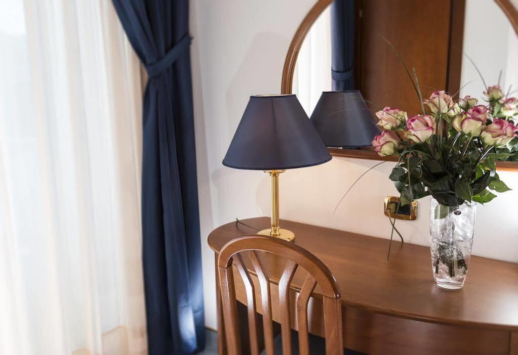 Hotel Parigi Бибионе Екстериор снимка