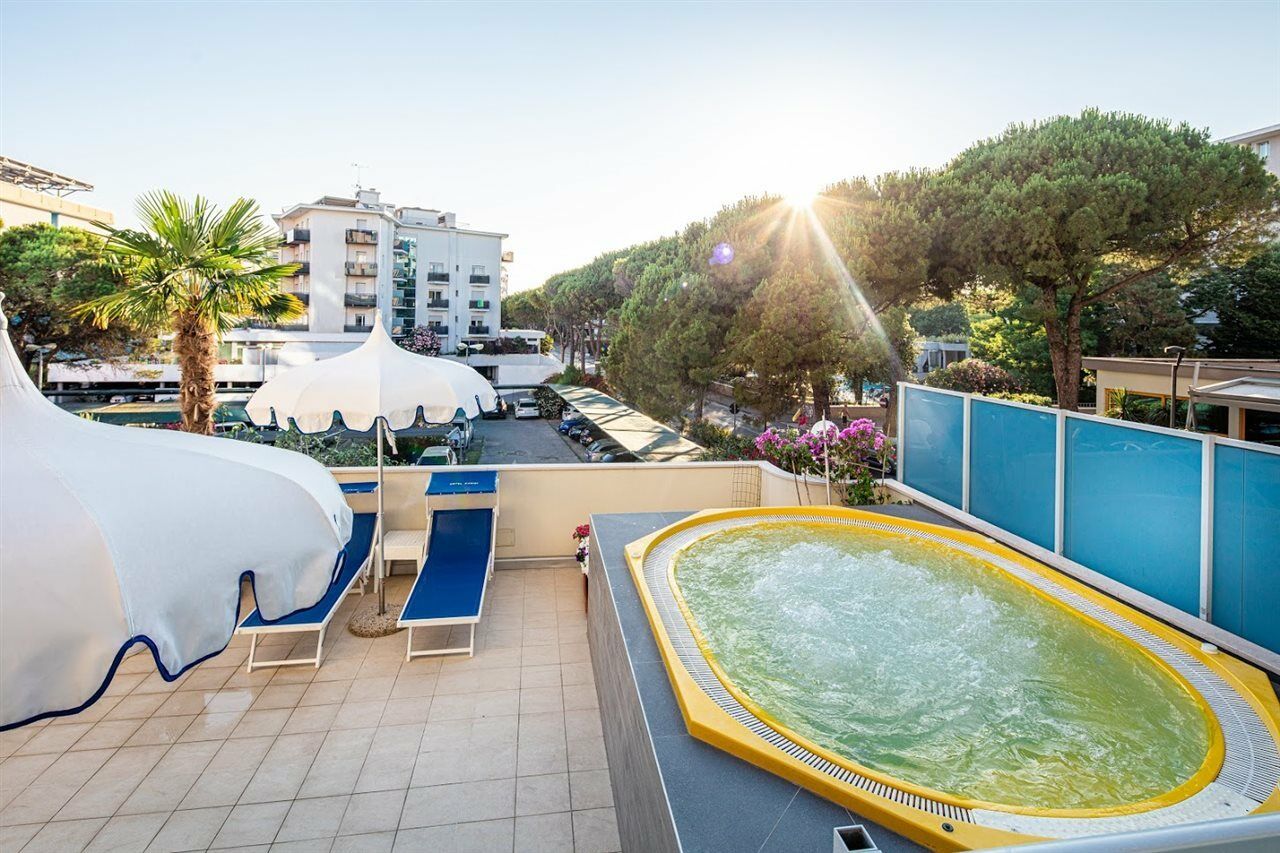 Hotel Parigi Бибионе Екстериор снимка